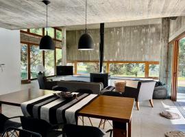 Pinamar Natural, Barrio Nayades, casa de diseño, moderna, luminosa y funcional, hotel a Pinamar