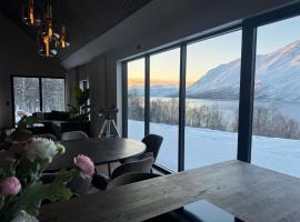 LyNora Lodge near Lyngen Alps, Skjervøy & Storslett, hotel din Indre Ravelseidet