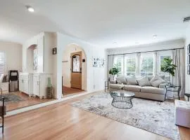 Entire Home Cozy Near Downtown Fast WIFI