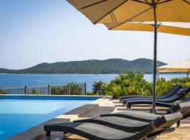 Camp Panorama with pool, campsite sa Drage