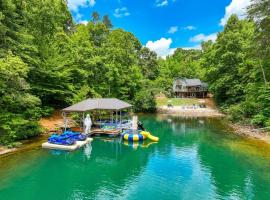 Lake Keowee’s Cabin By The Cove, Boat & PWC Option、West Unionのホテル