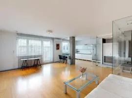 Modern Top Floor Loft, Private Terrace, Near Center & Free Parking