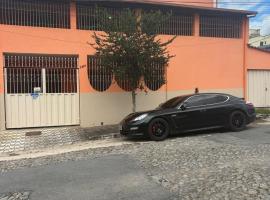 Casa BIG John 4 Bahia, hotel v mestu Divinópolis