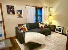 Comfortable 2BR-2BA Mountain Getaway Near Slopes