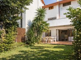 Villa summertime walking distance from the sea with garden, Hotel in Fregene