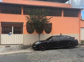 Casa BIG John 5 Bahia, hotel v mestu Divinópolis