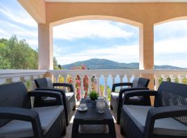 Holiday Home Diana - Two Bedroom Apartment with Terrace and Sea View, Hotel in Otočić Ošjak