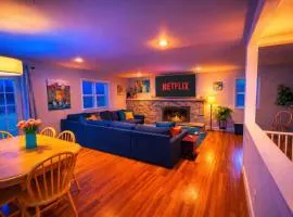 Large Private Ranch - Master Bedroom Suite with King Bed and private Bathroom - Fenced Yard - Pets & Kids Welcome - Pool Table