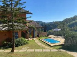 De cara com as montanhas e a 5 min do charmoso centrinho