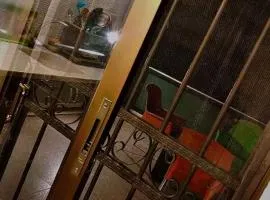 شقه مفروشه بالكامل مكونه من 4 غرف في ضاحيه الأمير راشد عمان شارع مكه