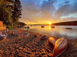 Yellow Pine Lake House ADK Schroon Private Beach, ξενοδοχείο σε Schroon Lake