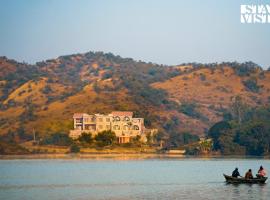 StayVista at Saket Loak with Pool, Lawn, hotel i Thūr