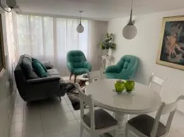 Apartamento cerca clínicas y centro comerciales