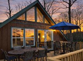 Family A-Frame, HotTub, FirePit, ClimbingWall, EVCharger, & More, Hotel in Gaylesville