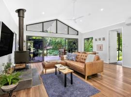 Woombye में, होटल Under the Pecans - 2BR Retreat with Peaceful Scenic Views