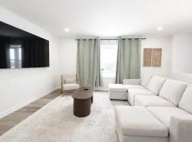 Beautiful Getaway Sleeps 10 plus Central Location