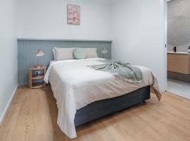 Ropa Standard Queen Suite - Luxe Stay in Dubbo, Hotel in Anafi