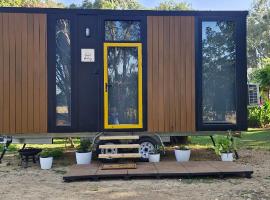 Tea Garden Creek Farm Retreat 2 by Tiny Away, Hotel in Milawa