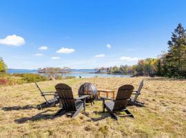 Coastal Red Farmhouse w/Firepit - Holiday Home, hotel v destinaci Milbridge