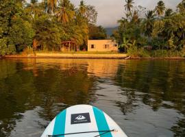 Casita de Lago-kitchen and outside BBQ โรงแรมในMérida