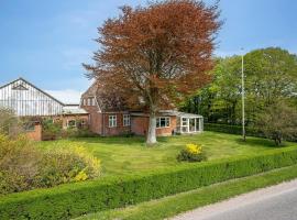 Bondegårdsferie med fiskemuligheder, hótel í Bredebro