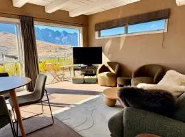 Lake View 2BR Private Apartment Close to Town