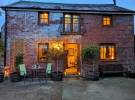 Romantic Country Cottage with log burner, garden patio, outdoor tub and country views- Brecon Beacons National Park