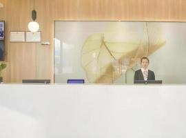 GreenTree Inn Express Taizhou Jiangyan Hardware City، فندق في Hudai