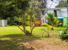 Villa 1200m2 de jardin "100m plage", hotel v mestu Kribi