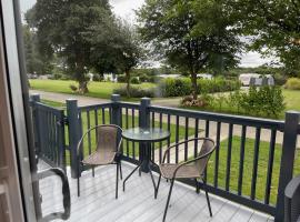 The Royal Oak - Sleeps 4 - Deck - Parking, Hotel in Holsworthy