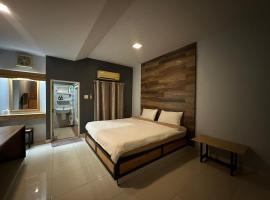 Ploy Resort พลอยรีสอร์ทบุรีรัมย์, hotel sa Buriram