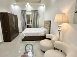 Entire Studio Apartment with King Bed โรงแรมในอัจมาน