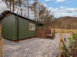 Thistle Lodge, Lake District shepherd hut with hot tub، فندق في كونيستون