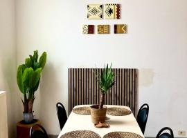 Gezellig huis met stadskoertje vlakbij centrum, hotel v mestu Roeselare