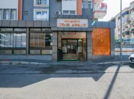 Cleopatra King Apart