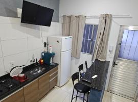 Kitnet 2 em Salto Espaço Inteiro para Sua Estadia، فندق في سالتو