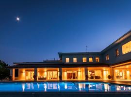 Epavli Papadopoulou - Luxury Villa - Pool & Garden, hotel a Kornos