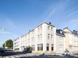 Tunnelmallinen ullakkohuoneisto Ravintola Sampon yläkerrassa