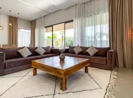 Syrine Villa with temperate pool, not overlooked