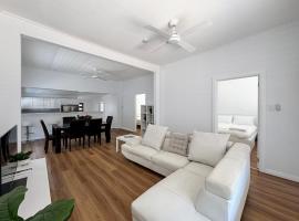 Luxury at Cobalt Street، فندق في بروكن هيل