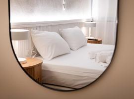 LUX Hotel 5 mins walk from port of Piraeus and metro station، فندق في بيرايوس