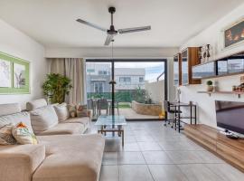 Elegant 3 bedroom apartment, family friendly with sun terrace and hot tub SMAS1-1, hotel di Marsaskala