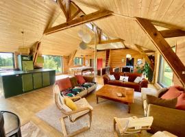 Les Prés Grand Lodge, hotel em Montigné-le-Brillant