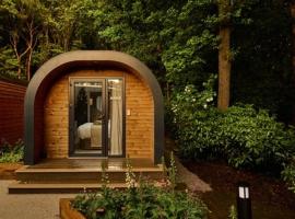 Luxury B&B Woodland Pods at Moddershall Oaks, hotel en Stone