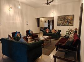 Heritage Home with Lush Lawns & Old-World Charm, Hotel in Kūrāli