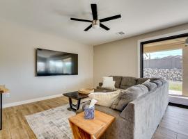 8 Mi to Saguaro National Park Family Home with Yard, hótel í Tucson