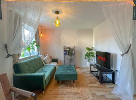 Perfect Booking 3 Bed Home in Central Bracknell, hotel din Bracknell