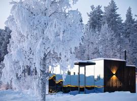 Sonka Resort Mirror House with Lake View，Rovaniemi的飯店