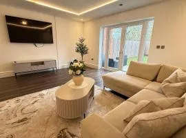 Beautiful 5 Bed House - Close to Windsor Castle!