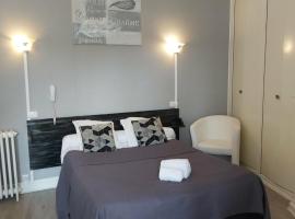 Hôtel Les Platanes, hotel v mestu Saint-Yrieix-la-Perche